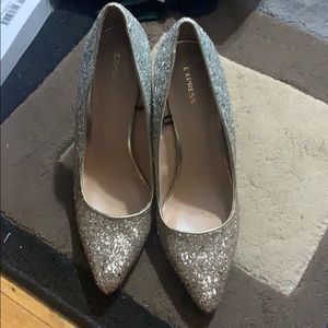 express size 8.5 perfect for holiday season